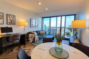 Gorgeous 1 bed Exec South Yarra with workspace